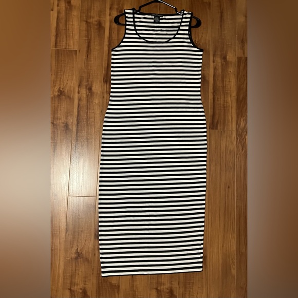 *🧡3/20$* NWOT* Black & White Striped Maxi Dress - Picture 2 of 2